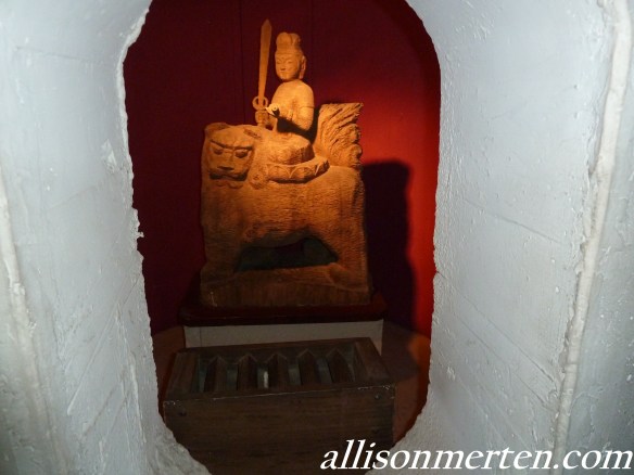 tokyo-wan-kannon-statue