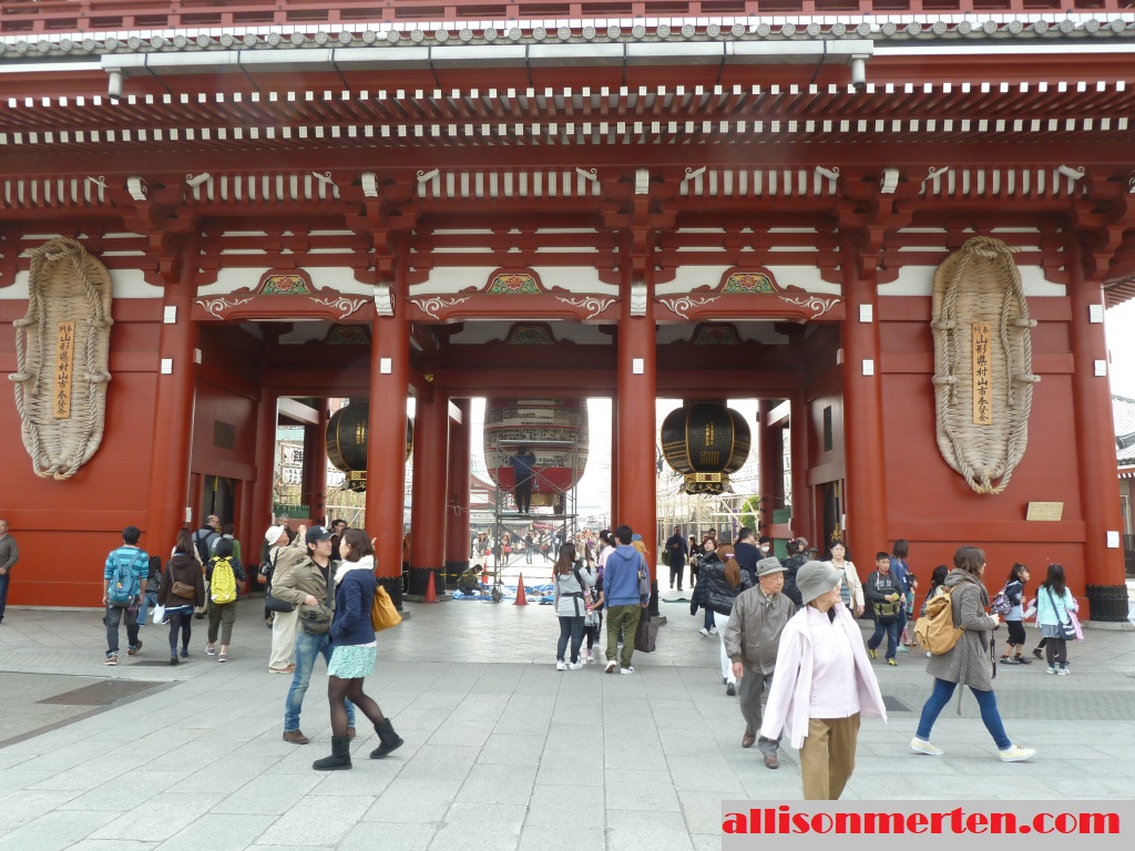 sensoji-buddhas-sandals
